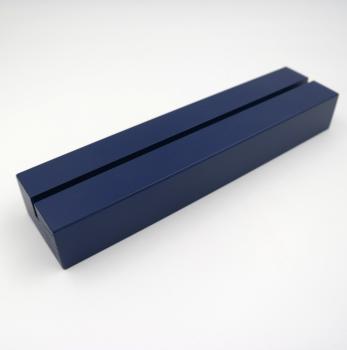 Preview: Kartenhalter Buche blau lackiert, 21 cm lang, mit breiter Nut