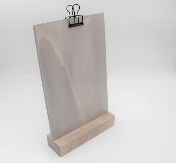 A5 Display / Halter / Klemmbrett aus hellem Holz, grau gebeizt und lackiert